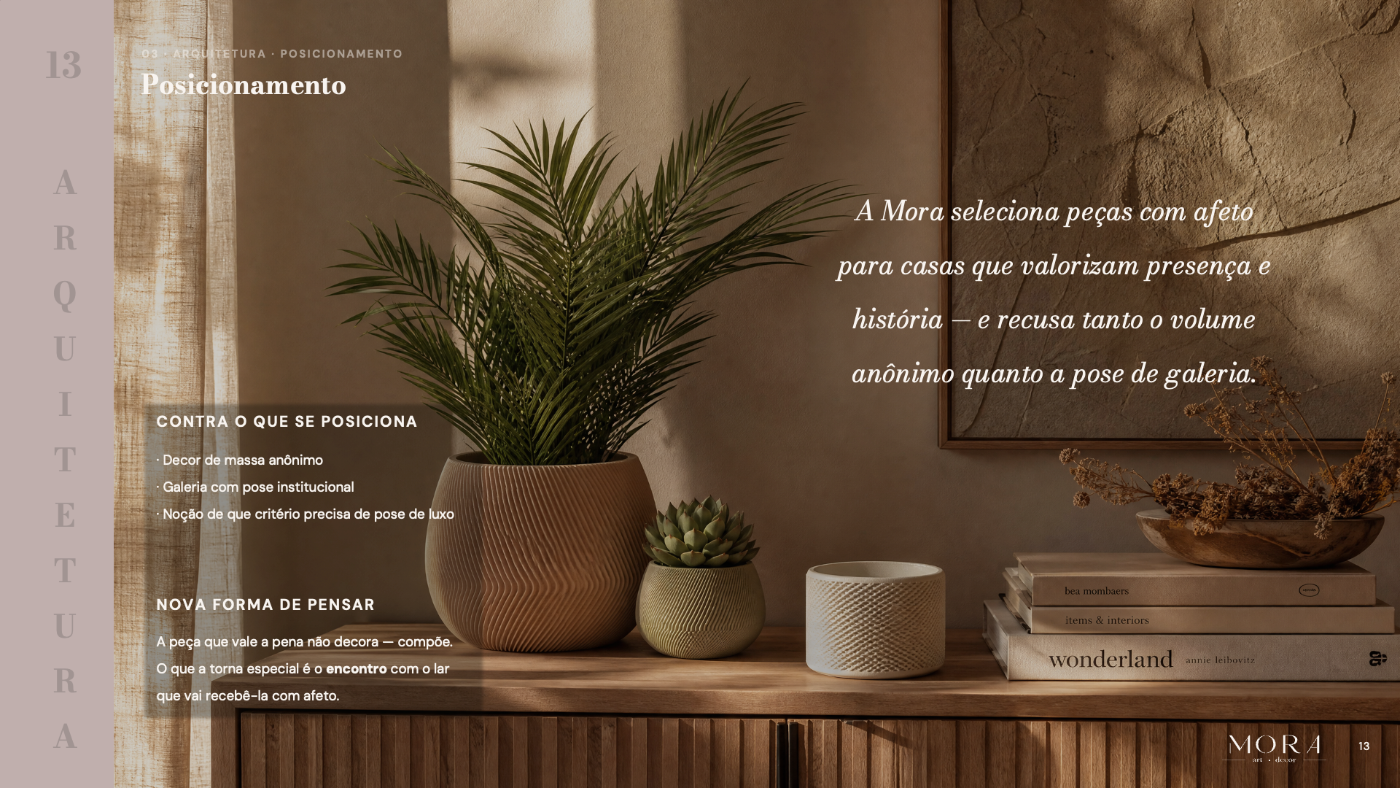 Página de posicionamento do brandbook Mora, com ambientação desenvolvida com apoio de IA